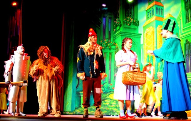 (L to R) Michael Quinn as Tinman, John Sheldon as Cowardly Lion, Jamie Austin Jacobs as Scarecrow, Lucy Bobbin as Dorothy, and John Machovec as The Gatekeeper in The Wizard of Oz