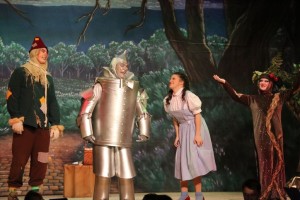 (L to R) Jamie Austin Jacobs as Scarecrow, Michael Quinn as Tinman, Lucy Bobbin as Dorothy, and laura May as Twisted Tree in The Wizard of Oz