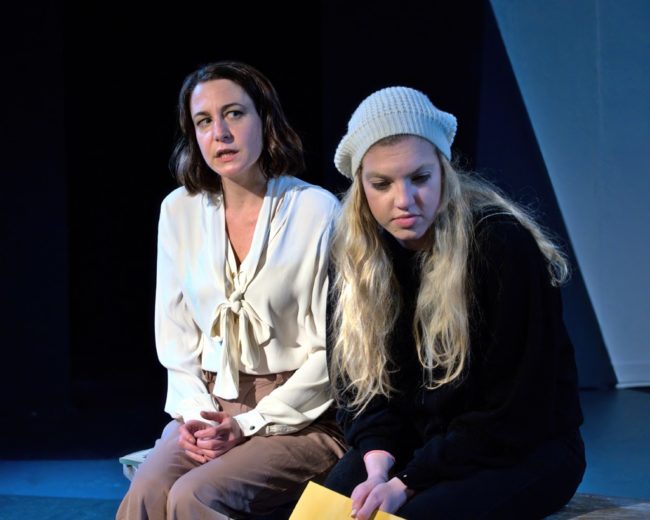 Marnie Kanarek (left) as Anna and Shana Laski (right) as Alice in Closer. 📸Ira Levine