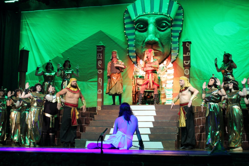 Homero Bayarena (center) as Pharaoh and the cast of Joseph &... 📸Alison Jones