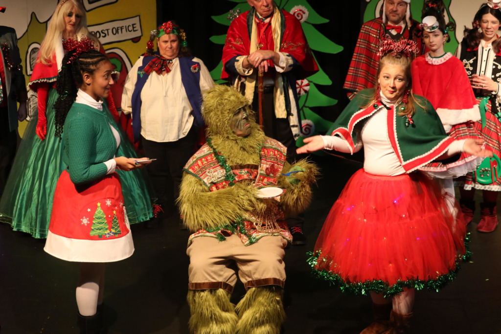 How The Grinch Stole Christmas at Pasadena Theatre Company. 📷Kathleen Swain