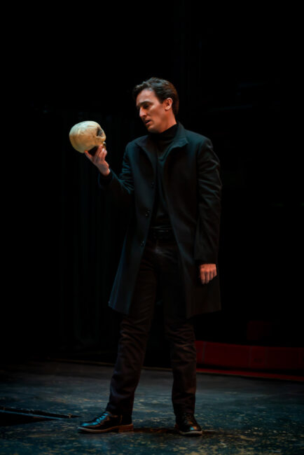 Vince Eisenson (left) as Hamlet 📷Kiirstn Pagan