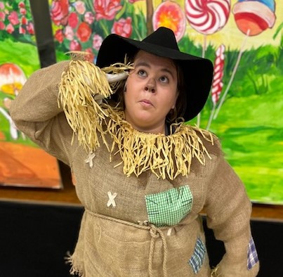 Kristen Demers as Scarecrow in The Wizard of Oz 📷Amy Rudai