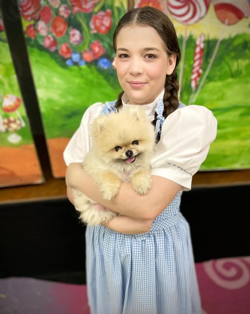 Samantha Rudai as Dorothy with "Toto" in The Wizard of Oz 📷Amy Rudai