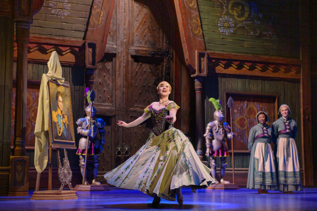 Lauren Nicole Chapman as Anna and the cast of Disney's Frozen, North American Tour. 📷 Deen van Meter