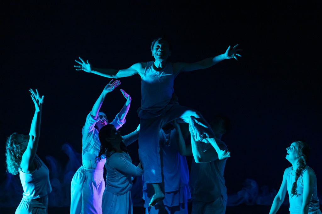 Vesper: Luu Pham being lifted, L to R: Alix Fenhagen, Ally Ibach, Chelsea Thaler, Matthew Williams, Parker Matthews, Hailey Withrow 📷 Kiirstn Pagan