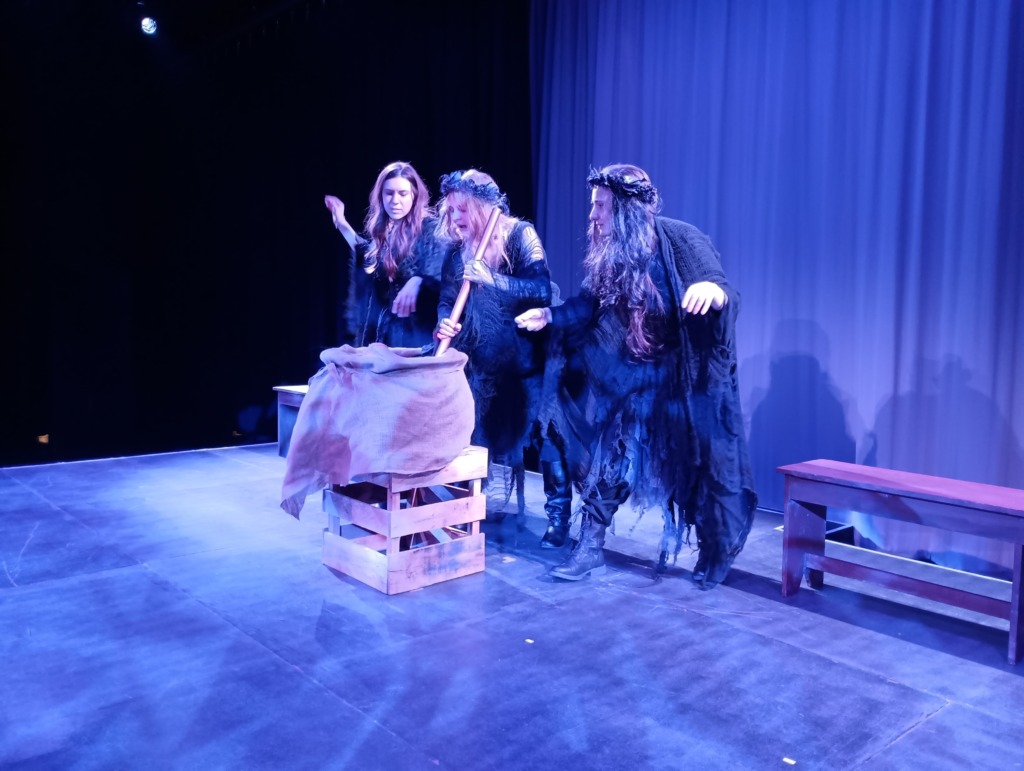 Deanna Kinzie (left) as 1st Witch, Daisy Bea (center) as 2nd Witch, and Jackson Peters-Mosere (right) as 3rd
Witch in Macbeth at Endangered Species Theatre Project đˇ Sam White