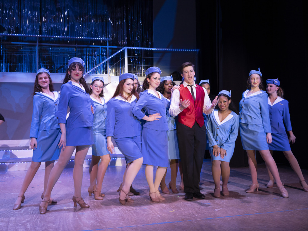 Michael Simpson (center) as Frank Abagnale Jr. and the cast of Catch Me If You Can at Suburban Players 📷 Austin Barnes