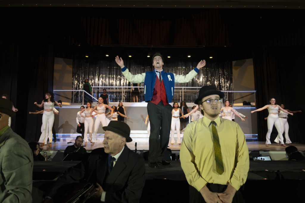 Michael Simpson (center) as Frank Abagnale Jr. and the cast of Catch Me If You Can at Suburban Players 📷 Austin Barnes