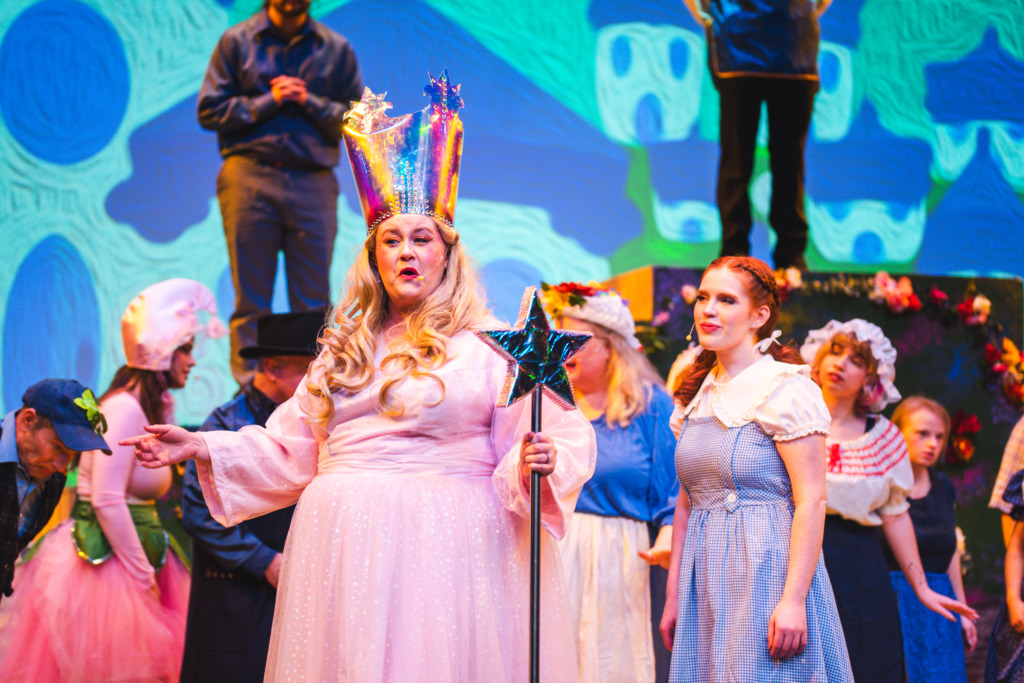 Amy Tucker (left) as Glinda and Abby Koncurat (right) Dorothy and the cast of The Wizard of Oz at Phoenix Festival Theatre 📷 Matthew Peterson of Machpe Photography