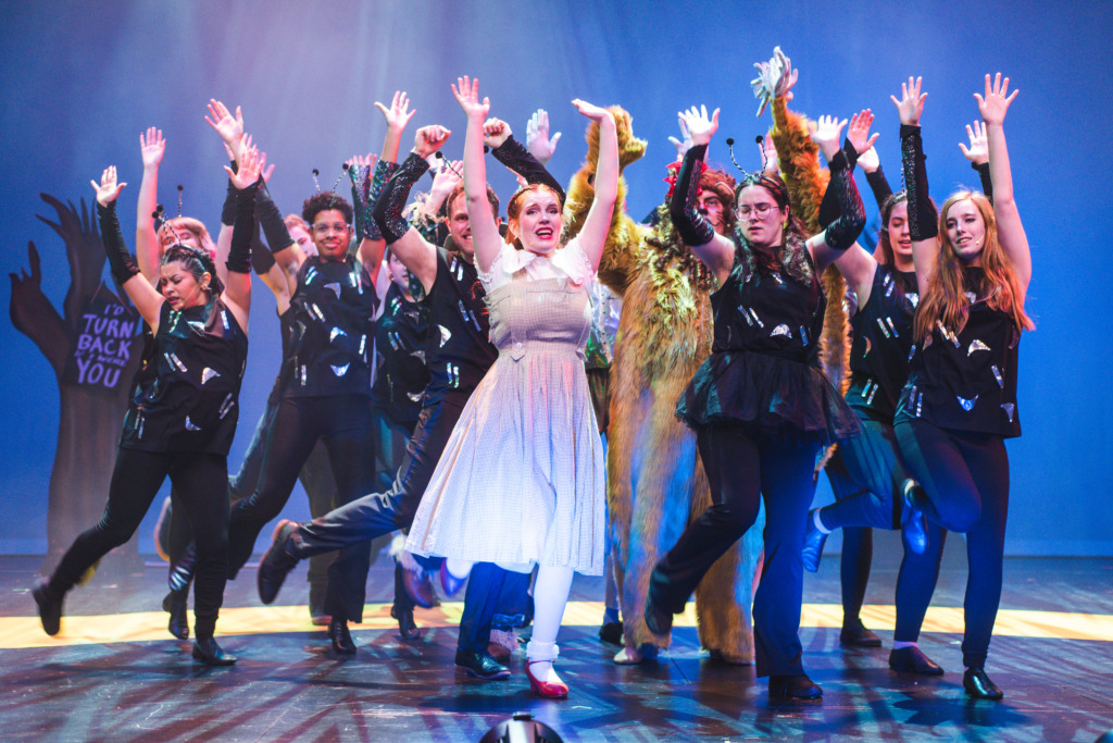 Abby Koncurat (center) Dorothy and the cast of The Wizard of Oz at Phoenix Festival Theatre 📷 Matthew Peterson of Machpe Photography